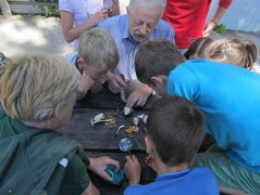 Mi van a boszorkánytojásban?