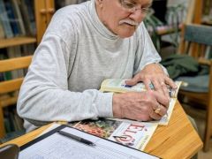 Prófesszor Úr dedikálja az Ő ajándékát