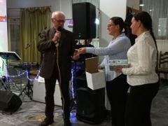 Vacsora után tombola - János konferál, Györgyi húzat, Éva átadja a nyereményt