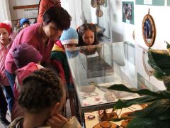 A tárlók előtt...