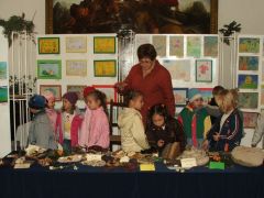 A paravánokon a rajzverseny alkotásai