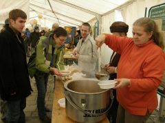 Gizike látta el ebéddel a kiállítókat