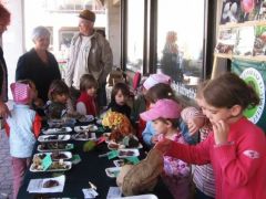 Ők bemehetnek az asztal mögé is