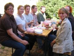 Vendégeink, terített asztalnál