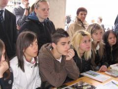 Az érdeklődő többség - és az ásító inas...