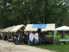 Mellettünk hagyományos kézművesek sátrai