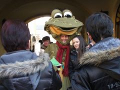 Mindenki a békával akar fotózkodni!