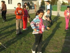 Mindenfelé pálcák röpdösnek