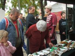 Népesedik a sokadalom