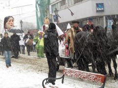 A nyitó felvonuláson, szakadó hóban