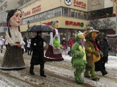 Elől a Kocsonyafesztivál jelképes alakjai