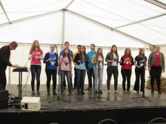 Hallelúja! A nagy sátorban megy a műsor.