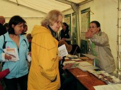 Mellettünk Zsuzsa tüsténkedik