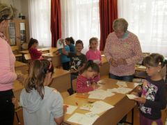 Marika néni mindenkinek segít!