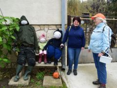 A házak előtt mindenfelé bábuk díszlenek