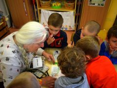 Éva néni mesét olvas