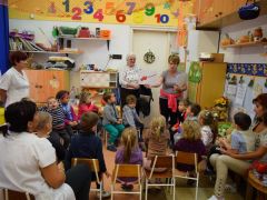 Közben a másik csoport pakolja a túrazsákot