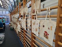 A dekupázsos vászonszatyrok