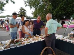 A sátrat már lebontották, de a nagy érdeklődés miatt az asztalok még maradtak