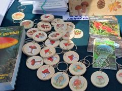 Helyben, kézzel illusztrált kulcstartók