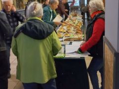 6:48 óra, és már kezd összeállni a kiállítás - jó volt az előkészítés