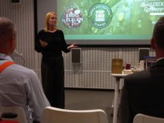 A látogatközpont vezetője felvezeti Bózsó Gyula előadását