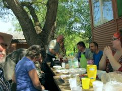 János házi készítésű üdítőitalát kínálja