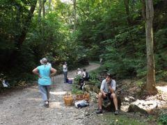 Pihegő a Kecskelyuk-barlang előtt