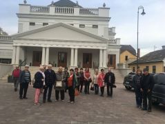 A hangszermúzeum előtt