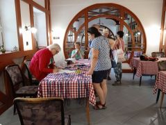 Regisztráció, szobabeosztás, anyagiak rendezése