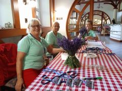 Kőszeginé Judit levendula csokorral köszönt be