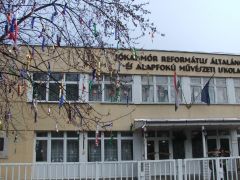 Az iskola előtti fa már a Karácsonyt idézi