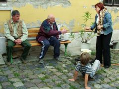 Közben az udvaron fő a vacsora