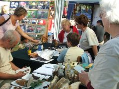 A túloldalon már jönnek a vendégek