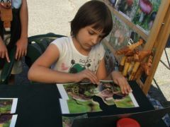 A gyerekek lelkesen kirakóztak