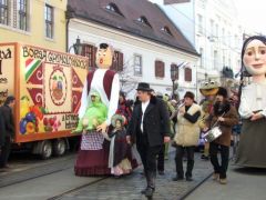 Megnyitó felvonulás a főutcán