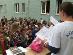 Eredményhirdetés az udvaron