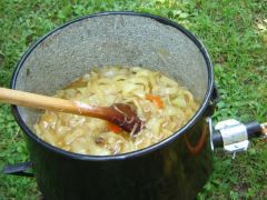 Kezdődik a lecsókészítés is