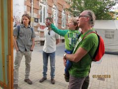 A kisfiú a nap legtájékozottabb látogatója