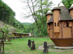 Háttérben a Túrista Pihenő - szomorú...