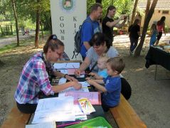 Sok gyermek jön - Móni foglalkozik velük