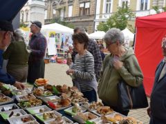 Ki kellett kötni a névtáblánkat...