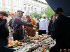 Tessék nézni, a cédulára van írva!