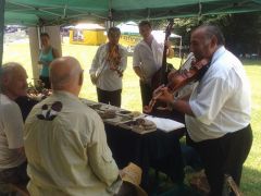 A zenészek hagyományosan körbejárnak