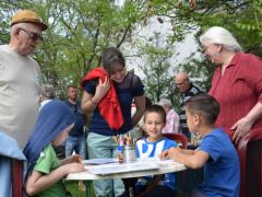 Anyának tetszik. Nekünk is tetszik.