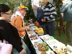 A bohóc leányzó mindig nagyon érdeklődő