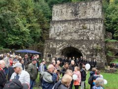 Az őskohó előtt folyik a hivatalos program