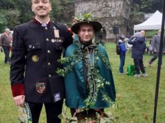 Büszke egyetemista és az erdő szelíd lánya