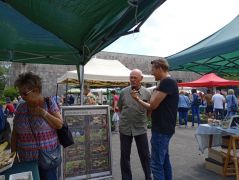 János helyszíni előadást tart - kihangosítón át