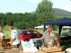 Készülődés a focipálya másik oldalán